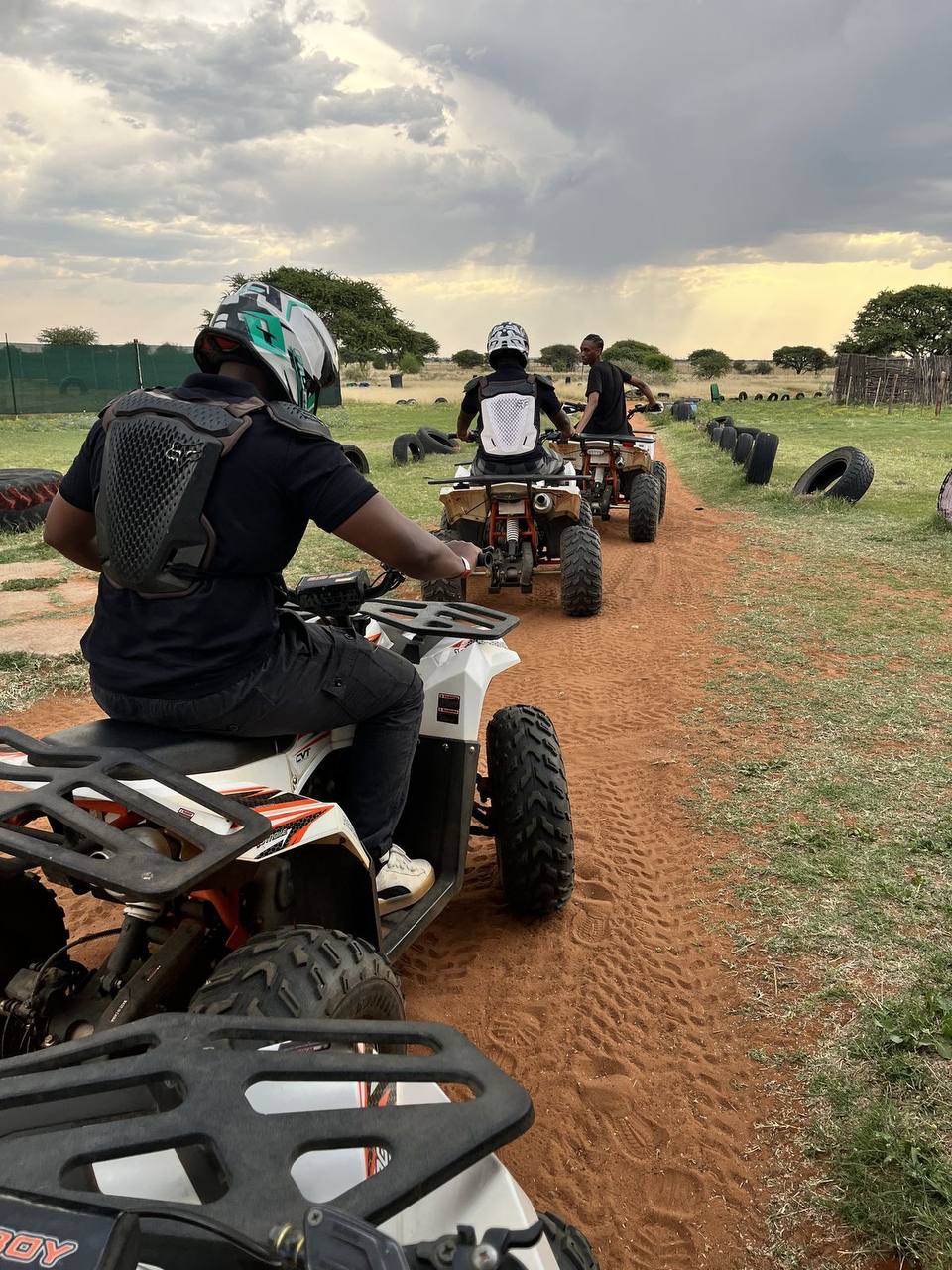Quad et piste rouge
